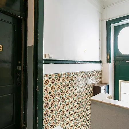 Lovelystay - Cozy 3bdr In Estrela リスボン
